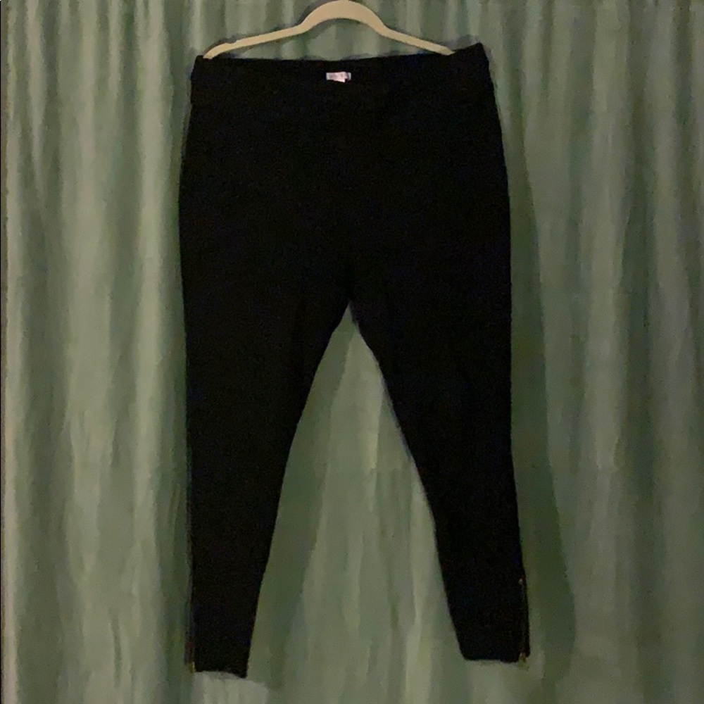 Xhilaration black leggings with zipper detail